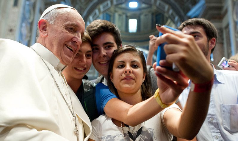 il “selfie” del Papa tra i giovani