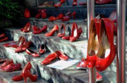 giornata_internazionale_contro_le_violenze_sulle_donne_scarpe_rosse_davanti_alla_rai